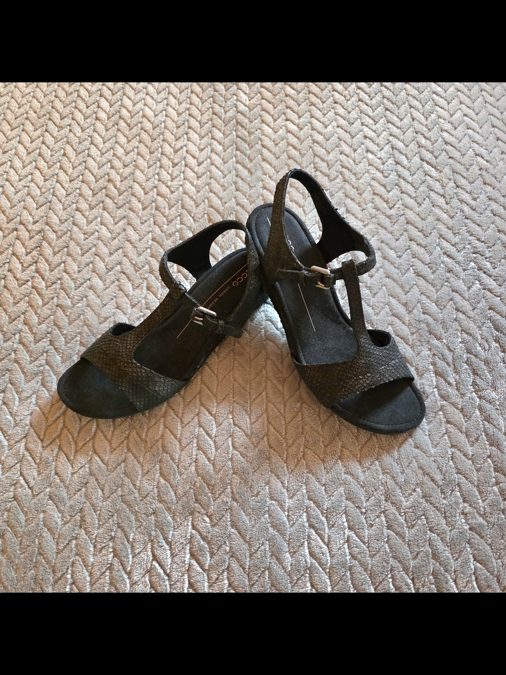 Ecco Black Textured T-Strap Women's Sandals